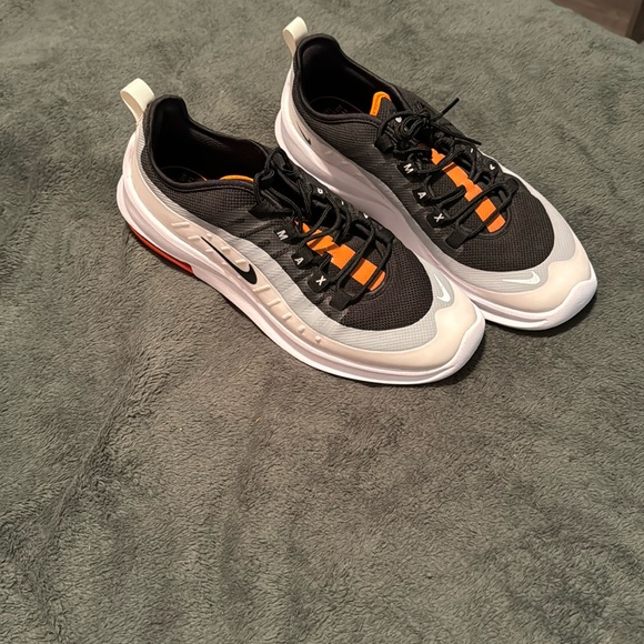 Nike shoes - Picture 1 of 5